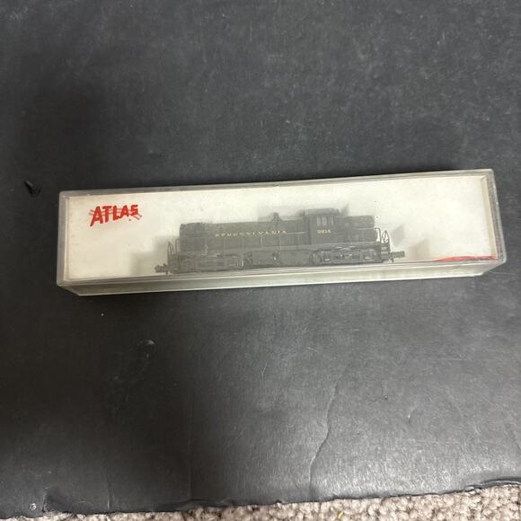 Atlas RS-1 N Scale Pennsylvania Locomotive Train 9914 #4405 Black - Picture 9 of 10